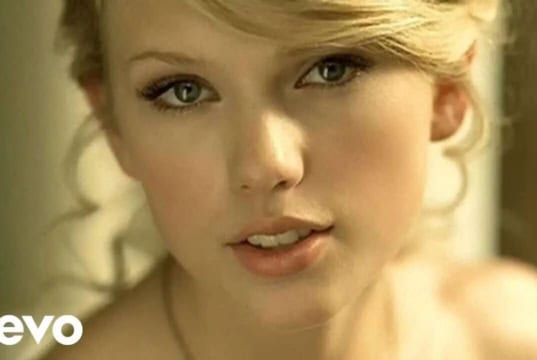 Lirik Lagu Love Story - Taylor Swift dan Terjemahan