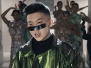 Lirik Lagu 100 Degrees dan Artinya - Rich Brian