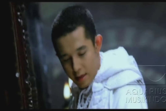 Lirik Lagu Ketika Cinta Bertasbih - Melly Goeslaw Feat Amee