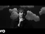 Lirik Lagu Hold Me While You Wait - Lewis Capaldi (Terjemahan)